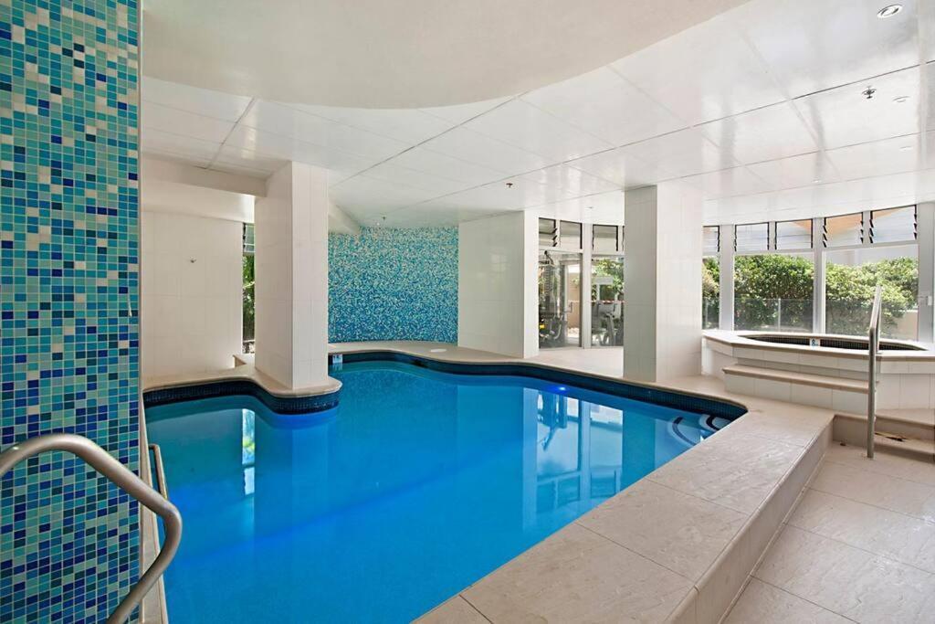 Zenith 2bd Absolute Beachfront Surfers Paradise